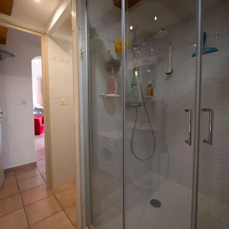 Maison Climatisee Pour 5 Personnes , Au Clame , Jardin Arbore Proche Commerces