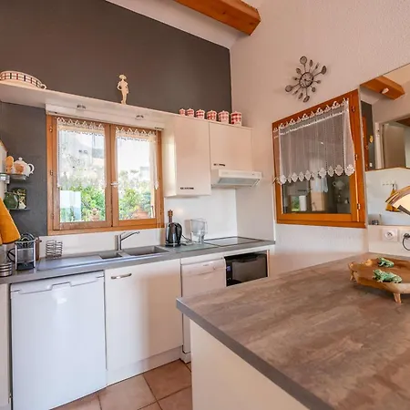 Maison Climatisee Pour 5 Personnes , Au Clame , Jardin Arbore Proche Commerces